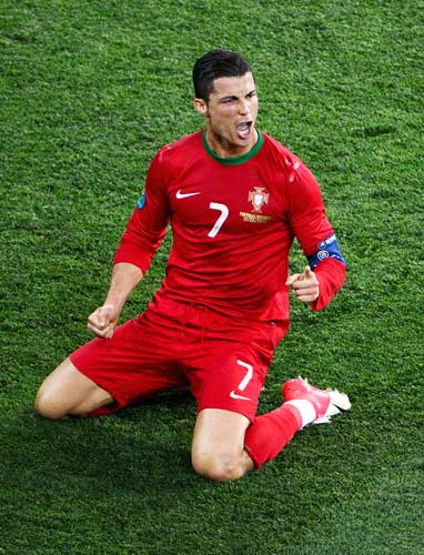 国际米兰vs科莫：劳塔罗-马丁内斯、恰尔汗奥卢首发，莫拉塔、尼科-帕斯出战（国际米兰迎战科莫：劳塔罗、恰尔汗奥卢先发，莫拉塔与尼科-帕斯登场）