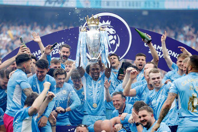 跟队：拉菲尼亚参加了训练一切正常，预计能首发出战法兰克福（随队：拉菲尼亚训练无碍，预计首发迎战法兰克福）