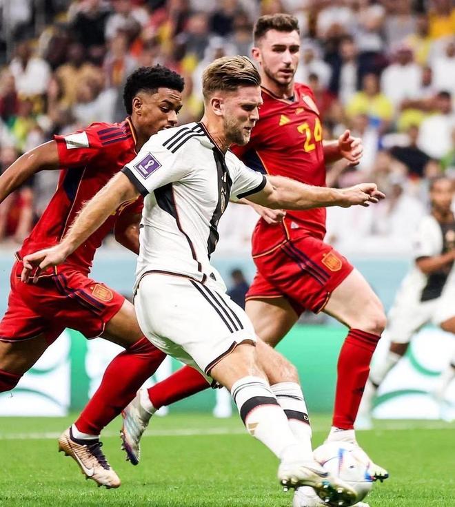 荣耀，亚马尔和弗里克领取马卡评选上季最佳球员和最佳主帅奖（《马卡报》评选出炉：亚马尔当选上赛季最佳球员，弗里克荣膺最佳主帅）