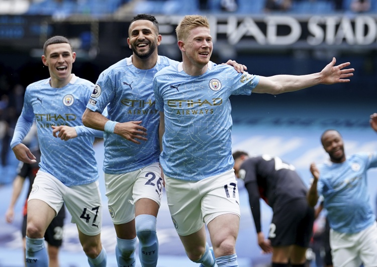 这位前锋的跑动太勤快了（这名前锋的跑动十分积极）