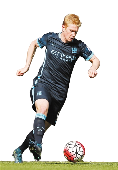 连丢2局！梁靖崑直摇头，孙颖莎耐心给他复盘，王艺迪一旁看热闹（连丢两局，梁靖崑连连摇头；孙颖莎耐心复盘相助，王艺迪在旁观望）