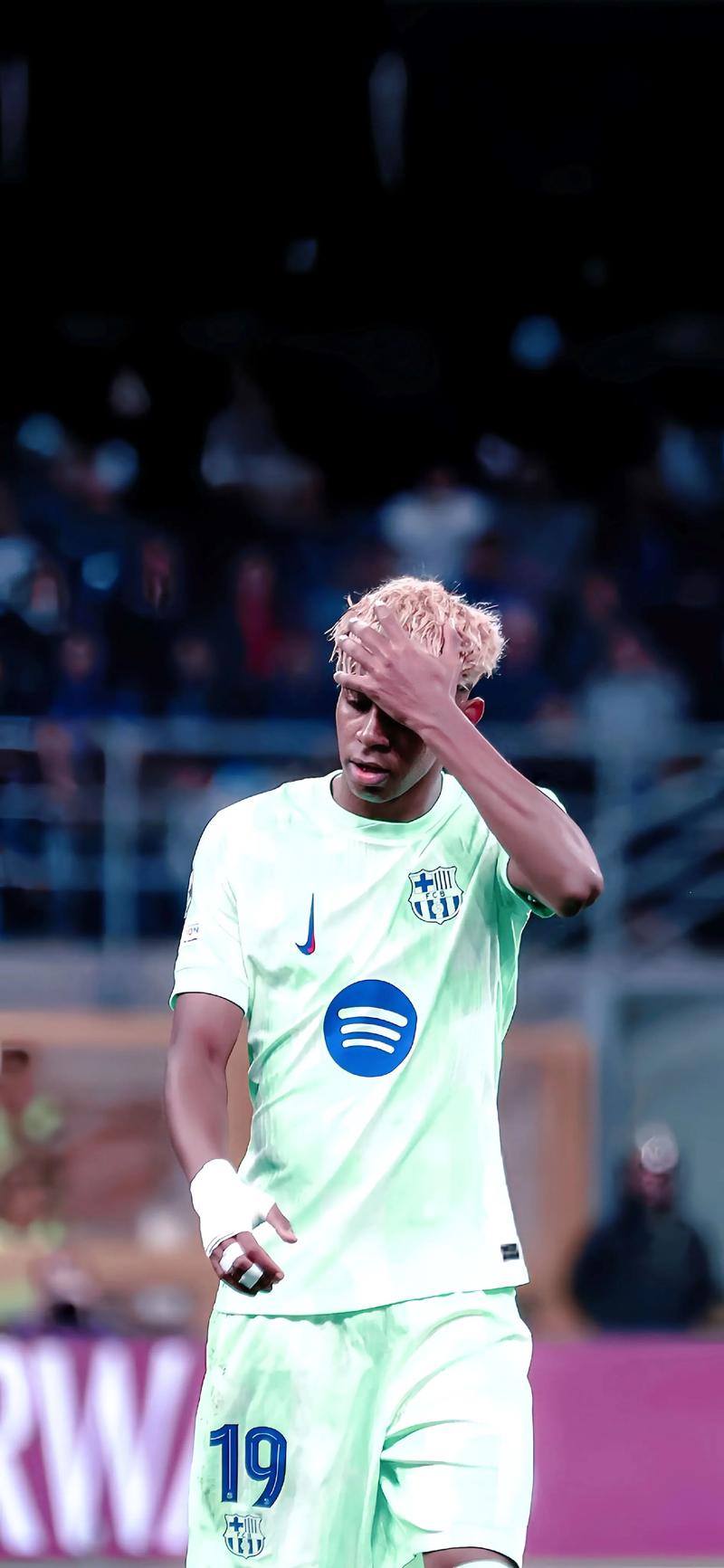 状态不佳！爱德华兹11中3得到15分5失误（手感低迷！爱德华兹11投3中仅拿15分并出现5次失误）